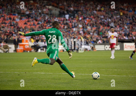 13 avril 2013 D.C United Gardien de but (28) Bill Hamid définit pour lancer la balle de la ligne 18. NY RedBulls poursuit en de Banque D'Images