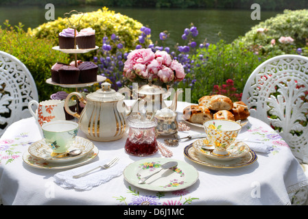 Thé traditionnel anglais dans le jardin au bord de la Tamise Banque D'Images