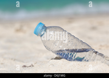 L'eau en bouteille sur le sable on tropical beach Banque D'Images