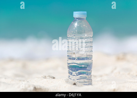 L'eau en bouteille sur le sable on tropical beach Banque D'Images