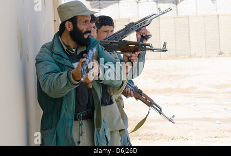 La police afghane et l'uniforme des agents de la police locale afghane conduite urbaine formation manœuvres tactiques le 11 avril 2013 dans le district, de l'Afghanistan. aband. Banque D'Images