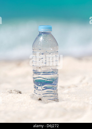 L'eau potable en bouteille sur le sable on tropical beach Banque D'Images