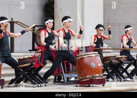 Performance de tambours taiko japonais Banque D'Images