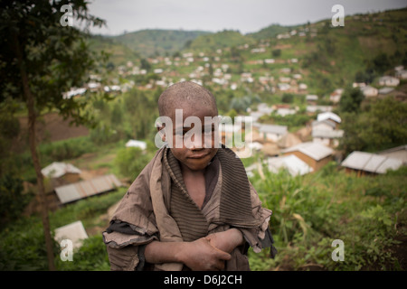 Cinq ans Sifiwe se dresse sur une colline dans le territoire de Masisi, province du Nord-Kivu dans l'Est de la RDC. Banque D'Images