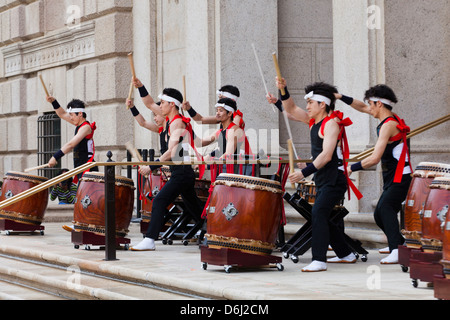 Performance de tambours taiko japonais Banque D'Images