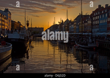 Coucher de soleil sur Nyhavn, Copenhague, Danemark Banque D'Images