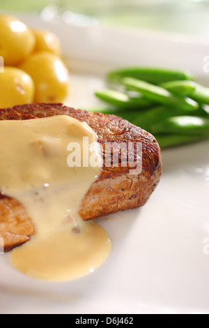 Médaillon de boeuf steak (Filet mignon sauce au poivre) avec pommes de terre et pois sugar snap Banque D'Images