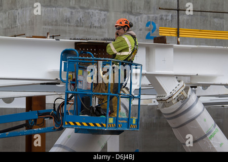 Builders steel erectors fixateurs sur téléphone mobile avant la montaison des poutres en acier du bâtiment lors de travaux RSJ dans le centre de Londres Banque D'Images