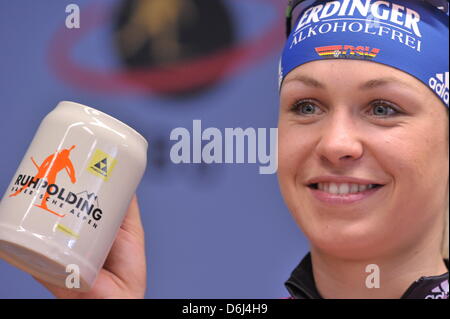 La biathlète Allemande Magdalena Neuner sourit lors d'une conférence de presse pour les Championnats du monde de biathlon à Chiemgau Arena à Ruhpolding, Allemagne, 02 mars 2012. Photo : PETER KNEFFEL Banque D'Images