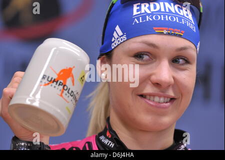 La biathlète Allemande Magdalena Neuner sourit lors d'une conférence de presse pour les Championnats du monde de biathlon à Chiemgau Arena à Ruhpolding, Allemagne, 02 mars 2012. Photo : PETER KNEFFEL Banque D'Images