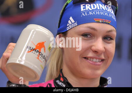 La biathlète Allemande Magdalena Neuner sourit lors d'une conférence de presse pour les Championnats du monde de biathlon à Chiemgau Arena à Ruhpolding, Allemagne, 02 mars 2012. Photo : PETER KNEFFEL Banque D'Images