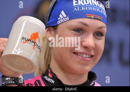 La biathlète Allemande Magdalena Neuner sourit lors d'une conférence de presse pour les Championnats du monde de biathlon à Chiemgau Arena à Ruhpolding, Allemagne, 02 mars 2012. Photo : PETER KNEFFEL Banque D'Images