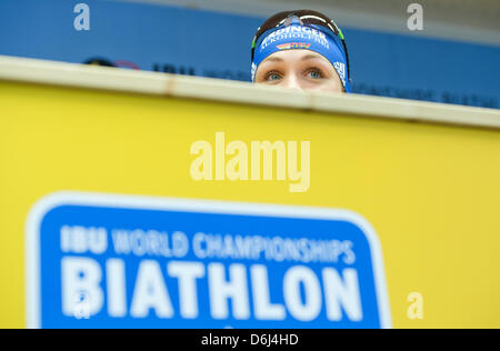 La biathlète Allemande Magdalena Neuner sourit lors d'une conférence de presse pour les Championnats du monde de biathlon à Chiemgau Arena à Ruhpolding, Allemagne, 02 mars 2012. Photo : PETER KNEFFEL Banque D'Images