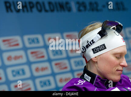 La biathlète Allemande Magdalena Neuner sourit lors d'une conférence de presse pour les Championnats du monde de biathlon à Chiemgau Arena à Ruhpolding, Allemagne, 02 mars 2012. Photo : PETER KNEFFEL Banque D'Images