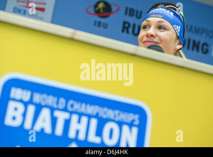 La biathlète Allemande Magdalena Neuner sourit lors d'une conférence de presse pour les Championnats du monde de biathlon à Chiemgau Arena à Ruhpolding, Allemagne, 02 mars 2012. Photo : PETER KNEFFEL Banque D'Images