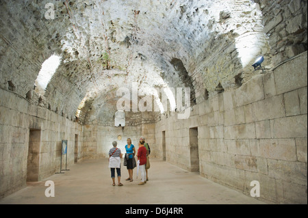 Les touristes explorant les salles souterraines à Dioclétien, site classé au Patrimoine Mondial de l'UNESCO, Split, Croatie, Europe Banque D'Images