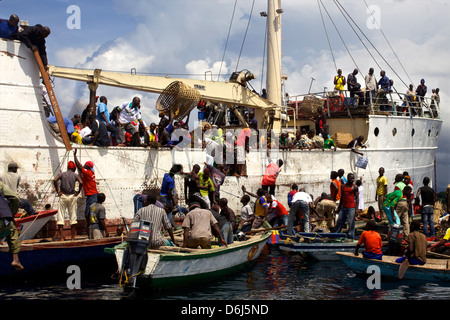 Personnes et des biens l'embarquement à l'escale dans un village de la côte tanzanienne du lac Tanganyika, en Tanzanie, Afrique de l'Est, l'Afrique Banque D'Images