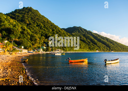 Bateaux de pêche dans la baie de Soufrière, Dominique, Antilles, Caraïbes, Amérique Centrale Banque D'Images