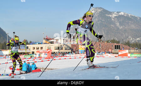 La biathlète française Marie Laure Brunet et de l'anglais Marie Dorin Habert (L) participe à la women's 7.5 km événement sprint aux championnats du monde de biathlon à Chiemgau Arena à Ruhpolding, Allemagne, 03 mars 2012. Photo : Martin Schutt Banque D'Images