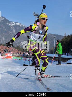 La biathlète française Marie Laure Brunet participe à la women's 7.5 km événement sprint aux championnats du monde de biathlon à Chiemgau Arena à Ruhpolding, Allemagne, 03 mars 2012. Photo : Martin Schutt Banque D'Images