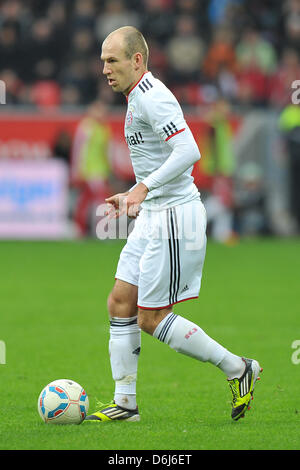 La Munich Arjen Robben joue la balle pendant le match de soccer Budnesliga allemand entre le Bayer Leverkusen et le Bayern Munich à la BayArena à Leverkusen, Allemagne, 03 mars 2012. Photo : Revierfoto Banque D'Images