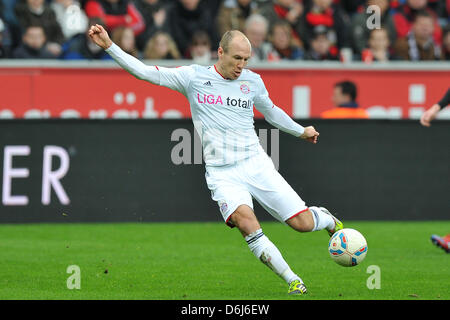 La Munich Arjen Robben joue la balle pendant le match de soccer Budnesliga allemand entre le Bayer Leverkusen et le Bayern Munich à la BayArena à Leverkusen, Allemagne, 03 mars 2012. Photo : Revierfoto Banque D'Images