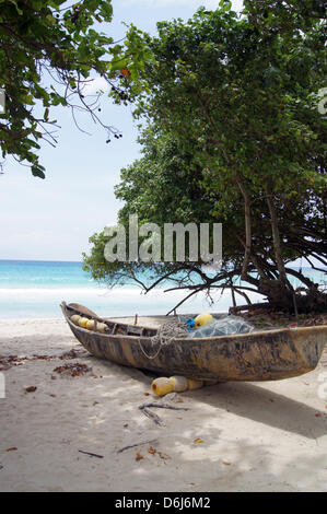 Une vue pittoresque de la plage centrale de Beau Vallon près de la ville de Mahé, République des Seychelles, 2 mars 2012. La plupart des passagers qui étaient à bord du paquebot de croisière Costa Allegra endommagés dans le Idndian Ocean a décidé de poursuivre leurs vacances sur les Seychelles après leur navire est remorqué de la mer ouverte à un port sûr dans les îles. Photo : Carola Frentzen Banque D'Images