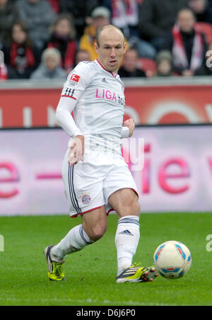 La Munich Arjen Robben joue la balle au cours de la Bundesliga match de foot entre Bayer 04 Leverkusen et le Bayern Munich à la BayArena à Leverkusen, Allemagne, 03 mars 2012. Photo : Federico Gambarini Banque D'Images