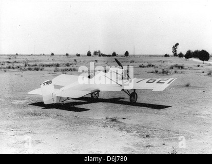 La Ryan-Mahoney Moveable Wing, présentée au San Diego Air and Space Museum, est un exemple notable de technologie expérimentale de l'aviation. L'avion, y compris le M-1 et le NX7621, explore les progrès dans la conception des ailes pour améliorer l'aérodynamisme et les performances de vol. Banque D'Images