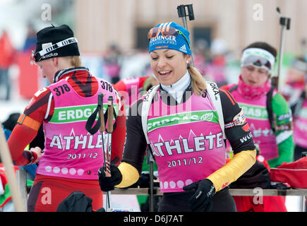 La biathlète Allemande Magdalena Neuner se prépare à pratiquer à la plage de prise de vue au cours d'un entraînement avant la Coupe du monde de Biathlon 2012 à l'arène Chiemgau à Ruhpolding, Allemagne, 06 mars 2012. Photo : PETER KNEFFEL Banque D'Images