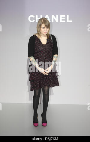 La chanteuse Béatrice Martin aka Coeur de Pirate arrive pour le défilé Chanel dans le cadre de la femme prêt-à-porter automne/hiver 2012/2013 collection voir présenté lors de la Paris Pret-a-Porter fashion week, à Paris, France, 6 mars 2012. Le Pret-a-Porter la mode féminine automne/hiver soit jusqu'au 7 mars 2012. Photo : Hendrik Ballhausen Banque D'Images