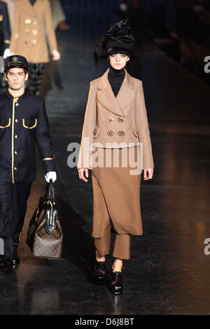 Louis Vuitton Paris Ready to Wear Spring Summer Big blonde hair, beige  strapless top, brown lacquered leather skirt, tasseled Stock Photo - Alamy