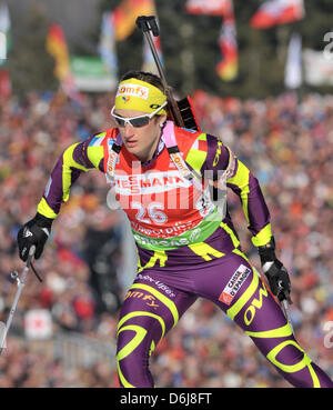 La biathlète française Marie Laure Brunet franchit la ligne d'arrivée en seconde lors du 15 km de l'événement unique aux Championnats du monde de Biathlon 2012 à Ruhpolding, Allemagne, 07 mars 2012. Photo : Martin Schutt Banque D'Images