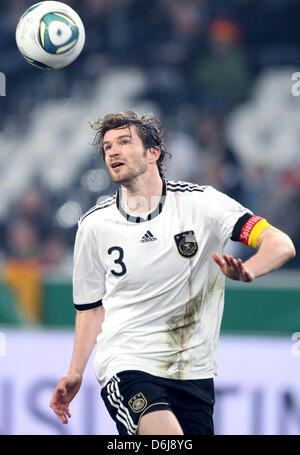 (Afp) - Un fichier photo datée du 29 mars 2011 montre l'ancien joueur de l'équipe nationale allemande Arne Friedrich l'arrêt de la balle pendant le match de football amical Allemagne contre l'Australie à Moenchengladbach, Allemagne. 32 ans, Friedrich nous rejoint la Major League Soccer Club Chicago Fire. Photo : Friso Gentsch Banque D'Images