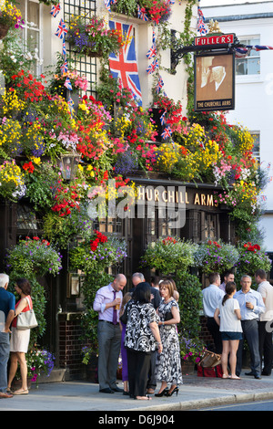 Le Churchill Arms, Kensington Church Street, Londres, Angleterre, Royaume-Uni, Europe Banque D'Images