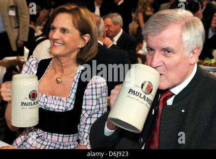 Le premier ministre de la Bavière, Horst Seehofer (CSU) et sa femme Karin tenir verres lors de la traditionnelle se moquer des politiciens à l'Aurbacher Hotel à Munich, Allemagne, 07 mars 2012. Le soi-disant "erblecken' de fun au détriment des hommes politiques, se tient traditionnellement au début de la saison de la bière forte en Bavière. Photo : Tobias Hase Banque D'Images