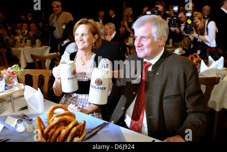 Le premier ministre de la Bavière, Horst Seehofer (CSU) et sa femme Karin tenir verres lors de la traditionnelle se moquer des politiciens à l'Aurbacher Hotel à Munich, Allemagne, 07 mars 2012. Le soi-disant "erblecken' de fun au détriment des hommes politiques, se tient traditionnellement au début de la saison de la bière forte en Bavière. Photo : Tobias Hase Banque D'Images