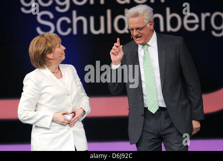 Christin Marquitan actrice comme Angela Merkel et l'acteur Michael Vogtmann effectuer pendant la traditionnelle se moquer des politiciens au Nockherberg à Munich, Allemagne, 07 mars 2012. Le soi-disant "erblecken' de fun au détriment des hommes politiques, se tient traditionnellement au début de la saison de la bière forte en Bavière. Photo : Tobias Hase Banque D'Images