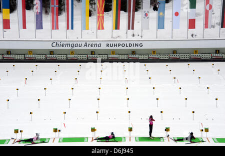 Plusieurs biathlètes sont illustrés à la plage de prise de vue au cours de la session de formation des femmes à la Chiemgau Arena lors de championnats du monde de biathlon à Ruhpolding, Allemagne, 08 mars 2012. Photo : PETER KNEFFEL Banque D'Images