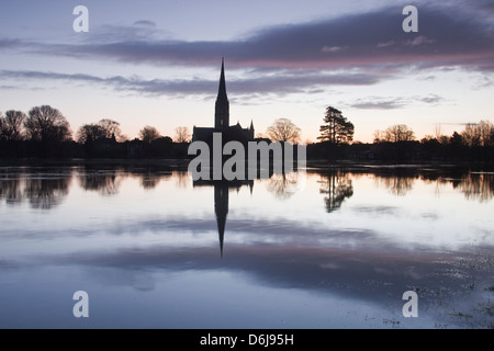 La cathédrale de Salisbury à l'aube reflétant dans l'eau 68 London Ouest inondées Meadows, Salisbury, Wiltshire, Angleterre, Royaume-Uni Banque D'Images