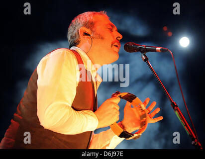 Le chanteur principal du groupe anglais Tindersticks, Stuart A. Staples, effectue avec son groupe lors de leur tournée de concerts à travers l'Allemagne sur la scène de la salle de concert sold out Volksbuehne à Berlin, Allemagne, 7 mars 2012. Jessy va continuer avec leur tournée à Cologne, Hambourg, Heidelberg et Munich. Photo : Britta Pedersen Banque D'Images