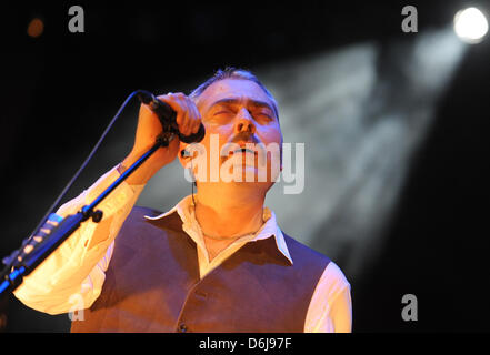 Le chanteur principal du groupe anglais Tindersticks, Stuart A. Staples, effectue avec son groupe lors de leur tournée de concerts à travers l'Allemagne sur la scène de la salle de concert sold out Volksbuehne à Berlin, Allemagne, 7 mars 2012. Jessy va continuer avec leur tournée à Cologne, Hambourg, Heidelberg et Munich. Photo : Britta Pedersen Banque D'Images