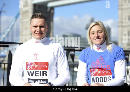 Londres, Royaume-Uni. 19 avril 2013. David Weir et Shelly Woods lors d'un photocall devant le Tower Bridge. Sept mois seulement après avoir remporté quatre médailles d'or aux Jeux paralympiques de 2012, David Weir sera de retour à Londres, le dimanche 21 avril dans les rues dans l'espoir de gagner son septième titre en fauteuil roulant Marathon de Londres. Shelly vont avoir son troisième titre de Marathon de Londres quand elle défend sa couronne contre un champ de classe mondiale après avoir pris une médaille d'argent au marathon des Jeux Paralympiques de 2012 en septembre. Crédit : Michael Preston/Alamy Live News Banque D'Images