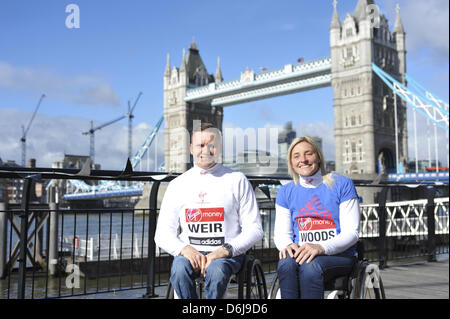 Londres, Royaume-Uni. 19 avril 2013. David Weir et Shelly Woods lors d'un photocall devant le Tower Bridge. Sept mois seulement après avoir remporté quatre médailles d'or aux Jeux paralympiques de 2012, David Weir sera de retour à Londres, le dimanche 21 avril dans les rues dans l'espoir de gagner son septième titre en fauteuil roulant Marathon de Londres. Shelly vont avoir son troisième titre de Marathon de Londres quand elle défend sa couronne contre un champ de classe mondiale après avoir pris une médaille d'argent au marathon des Jeux Paralympiques de 2012 en septembre. Crédit : Michael Preston/Alamy Live News Banque D'Images