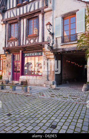 Une ancienne poterie dans le village de Noyers-sur-Serein, un des Beaux Villages de France, Yonne, Bourgogne, France, Europe Banque D'Images