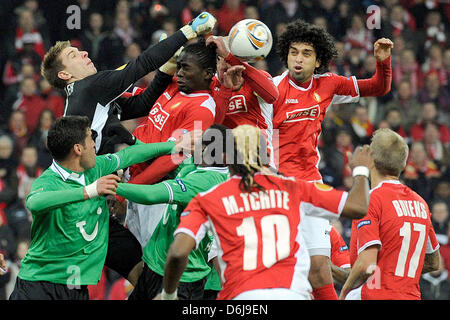 Ron-Robert Zieler gardien du Hanovre (top) L'eddv pour le bal au cours de la Ligue Europa tour de jambe premier 16 match de foot entre Standard Liège et Hanovre 96 au stade Maurice Dufrasne à Liège, Belgique, 08 mars 2012. Photo : Marius Becker dpa  + + +(c) afp - Bildfunk + + + Banque D'Images