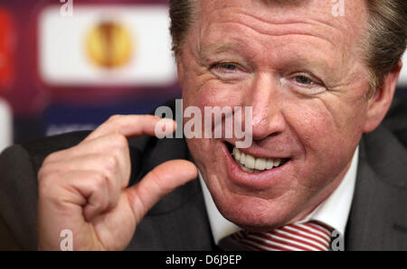 Entraîneur Steve McClaren de Enschede donne une déclaration pendant la conférence de presse après la Ligue Europa tour de jambe premier 16 match de foot entre Twente Enschede et le FC Schalke 04 au stade du FC Twente à Enschede, Pays-Bas, 08 mars 2012. Photo : Friso Gentsch dpa  + + +(c) afp - Bildfunk + + + Banque D'Images