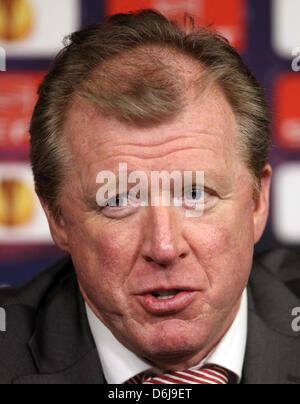 Entraîneur Steve McClaren de Enschede donne une déclaration pendant la conférence de presse après la Ligue Europa tour de jambe premier 16 match de foot entre Twente Enschede et le FC Schalke 04 au stade du FC Twente à Enschede, Pays-Bas, 08 mars 2012. Photo : Friso Gentsch dpa  + + +(c) afp - Bildfunk + + + Banque D'Images