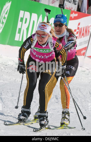 La biathlète Allemande Magdalena Neuner (R) et son coéquipier Miriam Goessner sont illustrés au cours de la formation des femmes des Championnats du monde de Biathlon 2012 à Chiemgau Arena à Ruhpolding, Allemagne, 09 mars 2012. Photo : Peter Kneffel Banque D'Images