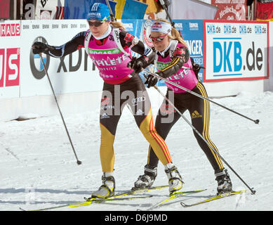 La biathlète Allemande Magdalena Neuner (L) et son coéquipier Miriam Goessner sont illustrés au cours de la formation des femmes des Championnats du monde de Biathlon 2012 à Chiemgau Arena à Ruhpolding, Allemagne, 09 mars 2012. Photo : Peter Kneffel Banque D'Images